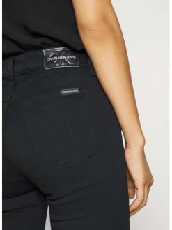 Jean taille haute noir uni et une fermeture zippée boutonnée