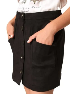 Jupe courte noire effet daim avec boutonnières à l'avant et bijou de la marque