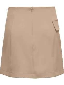 Jupe courte beige avec une coupe portefeuille et 3 boutons décoratifs