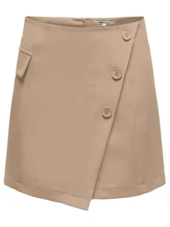 Jupe courte beige avec une coupe portefeuille et 3 boutons décoratifs
