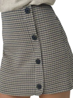 Jupe courte beige imprimée pied de poule avec une coupe droite