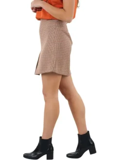 Jupe courte beige imprimé pied de poule avec une coupe courte
