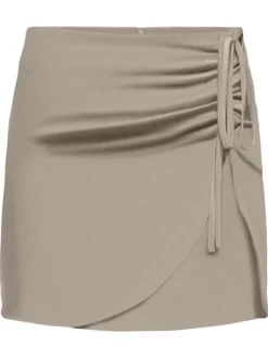 Jupe courte beige unie à coupe droite avec une texture en lin et un revers