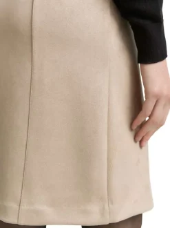 Jupe courte beige unie en daim avec fermeture à glissière à l'arrière