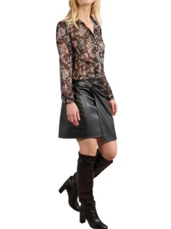Jupe courte croisée noire unie avec une coupe ajustée et fermeture zippée