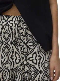 Jupe courte écrue à motifs avec un lien à nouer et une taille élastiquée
