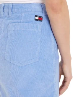 Jupe courte en coton bleu ciel en velours avec une coupe droite