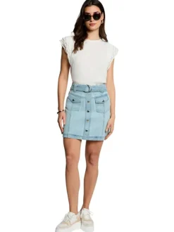 Jupe courte en coton bleue claire unie pourvue d'une coupe slim