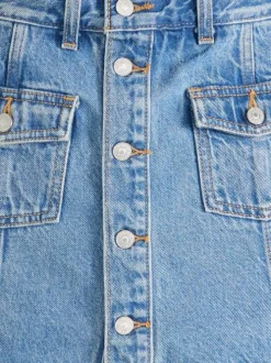 Jupe courte en coton bleu uni avec une coupe droite et une fermeture boutonnée