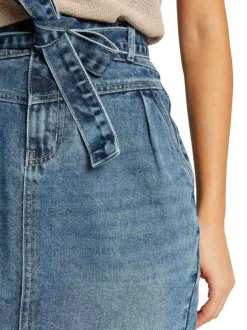 Jupe courte jean unie avec une coupe régular et des passants pour la ceinture à la taille