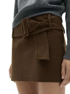 Jupe courte kaki unie à coupe mini-jupe avec ceinture et boucle ton sur ton