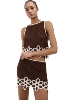 Jupe courte marron unie pourvue d'une coupe droite et d'une taille mi-haute