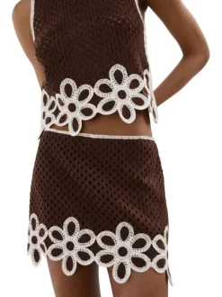 Jupe courte marron unie pourvue d'une coupe droite et d'une taille mi-haute