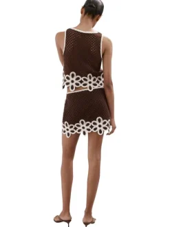 Jupe courte marron unie pourvue d'une coupe droite et d'une taille mi-haute