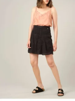 Jupe courte noire en coton unie avec une coupe droite fluide et des broderies en dentelle
