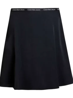 Jupe courte noire unie avec taille logotypée et une coupe patineuse