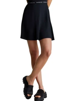 Jupe courte noire unie avec taille logotypée et une coupe patineuse