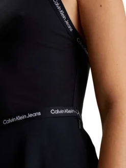 Jupe courte noire unie avec taille logotypée et une coupe patineuse