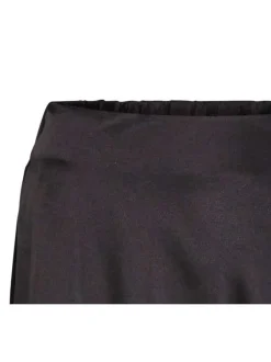 Jupe courte noire unie satinée avec une coupe évasée