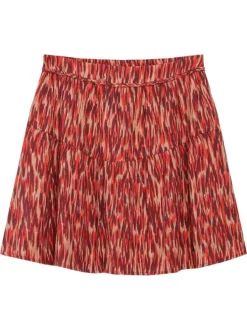 Jupe courte rouge avec motifs abstraits et une coupe fluide