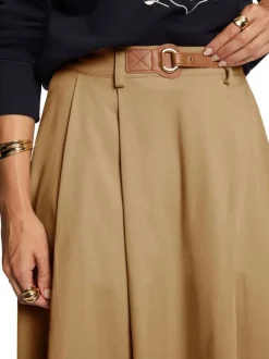 Jupe longue beige à plis pourvue d'une coupe évasée et d'une fermeture zippée