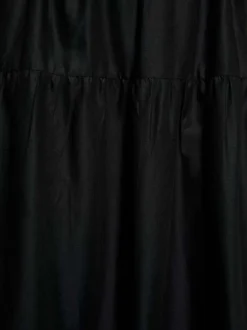 Jupe longue esprit bohème en coton noire unie pourvue d'une coupe évasée