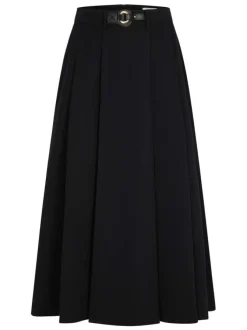 Jupe longue noire à plis pourvue d'une coupe évasée et d'une fermeture zippée