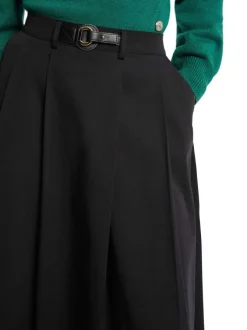 Jupe longue noire à plis pourvue d'une coupe évasée et d'une fermeture zippée