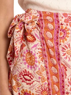 Jupe longue orange pourvue de motifs floraux imprimés et d'une coupe droite