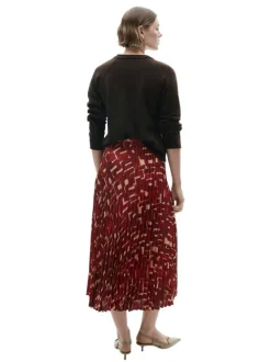Jupe longue plissée à motif rouge imprimé avec une coupe droite