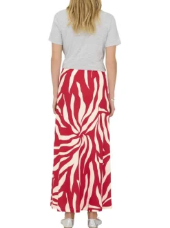 Jupe longue rouge avec des motifs floraux et une coupe fluide