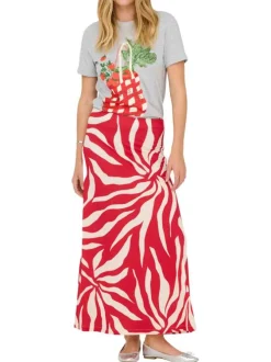 Jupe longue rouge avec des motifs floraux et une coupe fluide