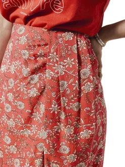 Jupe longue rouge avec un impirmé floral et une coupe droite
