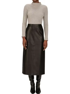 Jupe midi noire en simili cuir avec une coupe droite et 2 poches