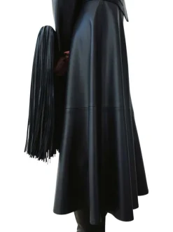 Jupe midi noire uni en simili-cuir avec une coupe évasée et fermeture zippée