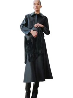 Jupe midi noire uni en simili-cuir avec une coupe évasée et fermeture zippée