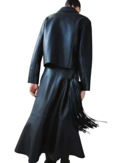 Jupe midi noire uni en simili-cuir avec une coupe évasée et fermeture zippée