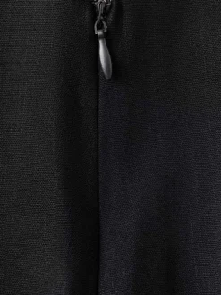 Jupe-short anthracite unie pourvue d'une coupe portefeuille