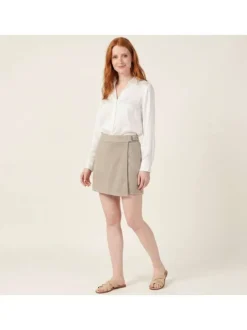 Jupe-short beige unie pourvue d'une coupe droite et d'une taille élastiquée