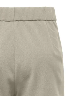 Jupe-short beige unie pourvue d'une coupe droite et d'une taille élastiquée
