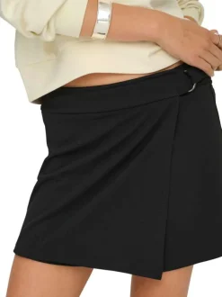 Jupe short courte noire unie en coton biologique avec une coupe fluide