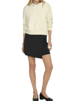 Jupe short courte noire unie en coton biologique avec une coupe fluide