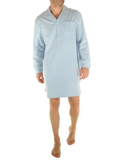 Liquette en coton bleu ciel uni avec une coupe droite et un col cubain
