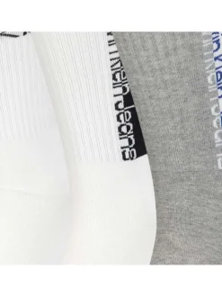 Lot de 3 paires de chaussettes hautes blanc unies avec une coupe haute et nom de la marque autour de la cheville
