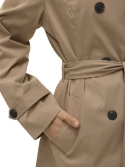 Manteau beige pourvu d'un col à revers et d'une fermeture boutonnée