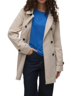Manteau écru pourvu d'un col à revers et d'une fermeture boutonnée