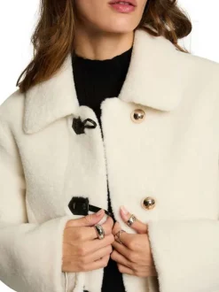 Manteau écru uni coupe droite avec un col à rabats et des boutons