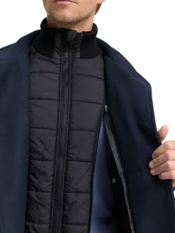 Manteau marine uni avec un col montant et boutonnière à l'avant