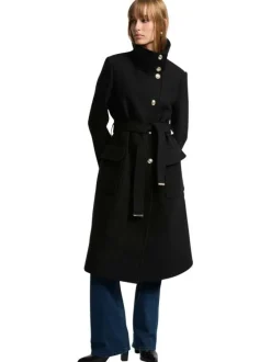 Manteau noir uni à coupe longue avec un col montant et des boutons