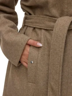 Manteau taupe uni à coupe droite avec un col à capuche et une ceinture